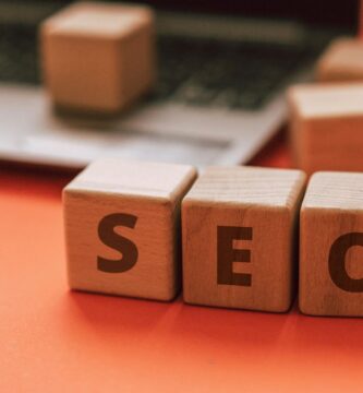 Pantalla con análisis SEO y posicionamiento web en Colombia